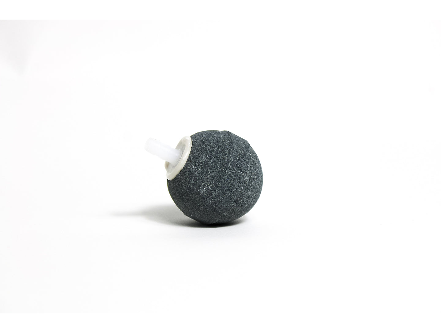 Een bolvormige aquarium luchtsteen met een diameter van 40 mm. Deze luchtsteen is ontworpen om een gelijkmatige en efficiënte beluchting te bieden aan het aquariumwater, wat essentieel is voor de gezondheid van vissen en planten. De bolvormige structuur zorgt voor een gelijkmatige verspreiding van luchtbelletjes en voegt visuele interesse toe aan het aquariumlandschap.