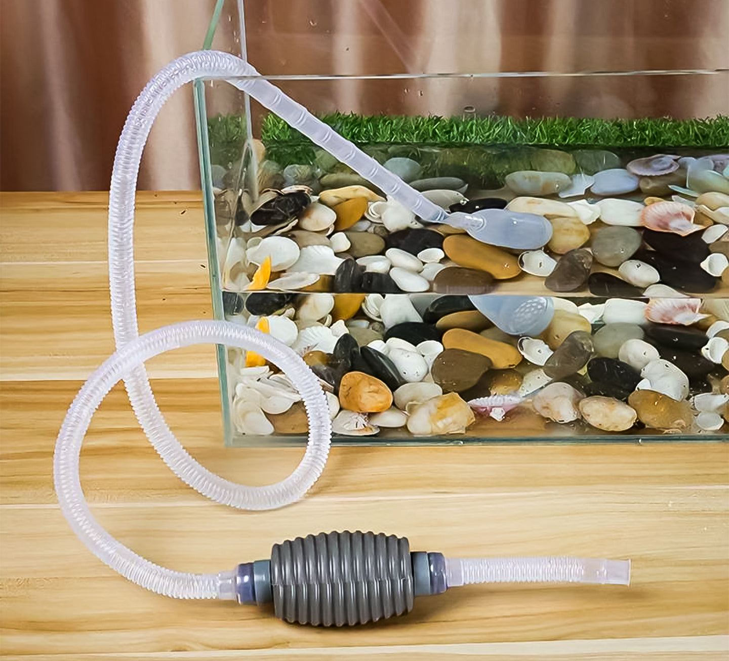 Langwerpige aquarium waterwisselaar en bodemreiniger van 150 cm voor grondige reiniging en onderhoud van vistanks. Essentieel gereedschap voor aquariumliefhebbers voor het schoonmaken en verversen van water.
