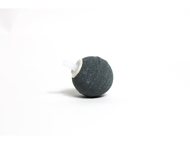 Een bolvormige aquarium luchtsteen met een diameter van 40 mm. Deze luchtsteen is ontworpen om een gelijkmatige en efficiënte beluchting te bieden aan het aquariumwater, wat essentieel is voor de gezondheid van vissen en planten. De bolvormige structuur zorgt voor een gelijkmatige verspreiding van luchtbelletjes en voegt visuele interesse toe aan het aquariumlandschap.