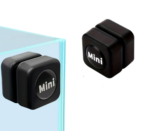 Houd uw aquarium glashelder met onze Mini Aquarium Algen Magneet! Verwijder algen en vuil moeiteloos van de wanden voor een heldere en gezonde omgeving voor uw vissen. Compact formaat voor eenvoudig gebruik in kleine tanks. Bestel nu voor een effectieve reiniging en een stralend schoon aquarium!