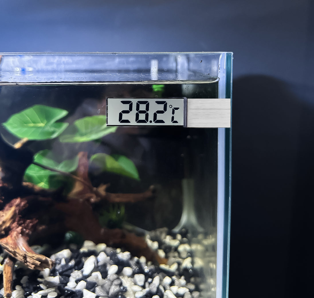Monitor de temperatuur van uw aquarium met gemak met onze Klevende Digitale Aquarium Thermometer in Zilver! Bevestig deze handige thermometer eenvoudig aan de buitenkant van uw tank voor nauwkeurige temperatuurmetingen. Het strakke zilveren ontwerp past perfect bij elk aquariumdecor. Bestel nu voor een betrouwbare en stijlvolle manier om de omgeving van uw vissen te bewaken!