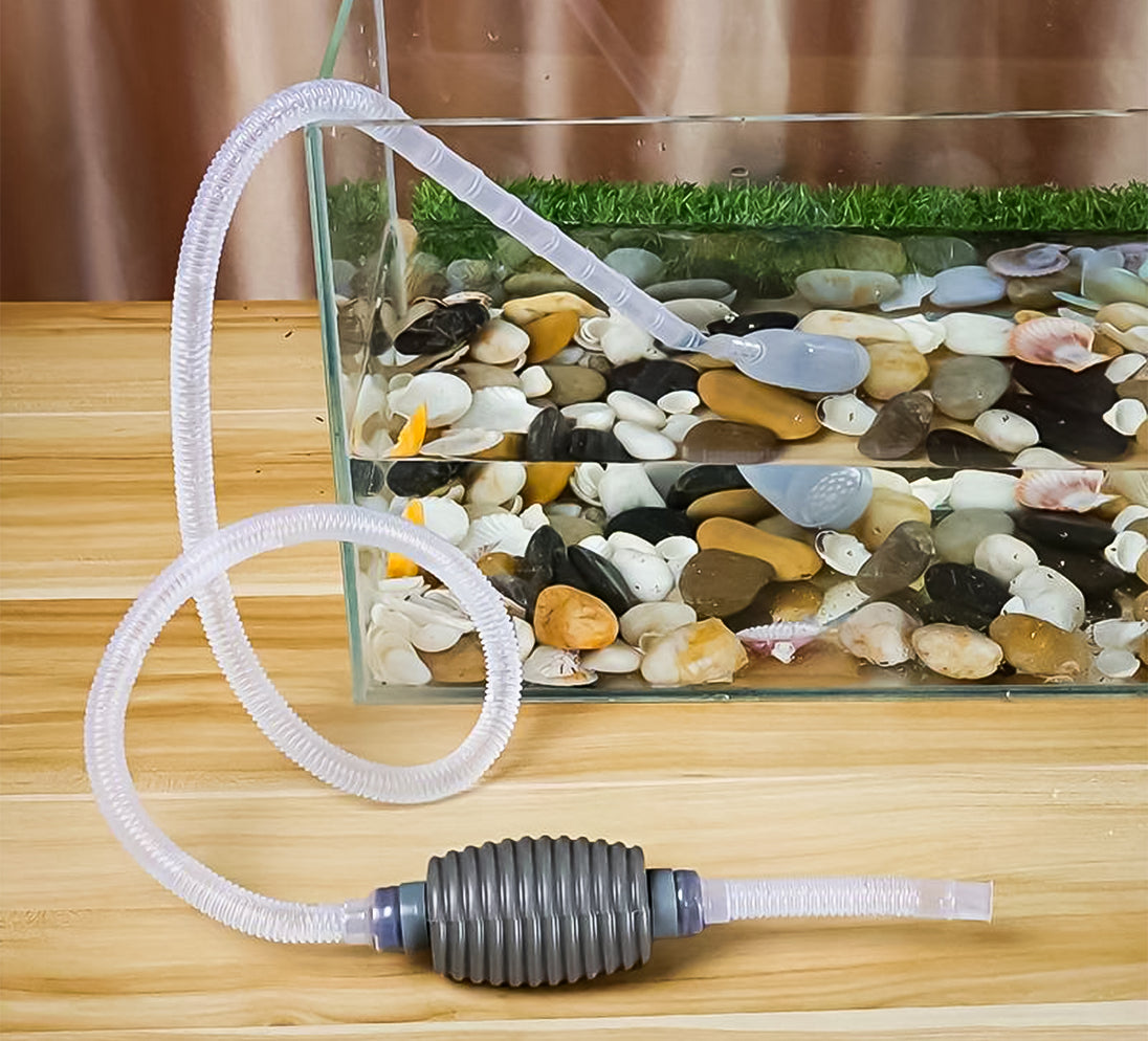 Langwerpige aquarium waterwisselaar en bodemreiniger van 150 cm voor grondige reiniging en onderhoud van vistanks. Essentieel gereedschap voor aquariumliefhebbers voor het schoonmaken en verversen van water.