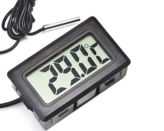 Digitale Aquarium Thermometer met Meetsonde (Zwart) - Nauwkeurige temperatuurmetingen van -5 tot +70 graden Celsius. Groot en helder display voor eenvoudige aflezing, duurzame voeding met lange batterijduur van ± 5 jaar, en inclusief een handige 1 meter kabel. Optimaliseer de omgeving in je aquarium vandaag nog!